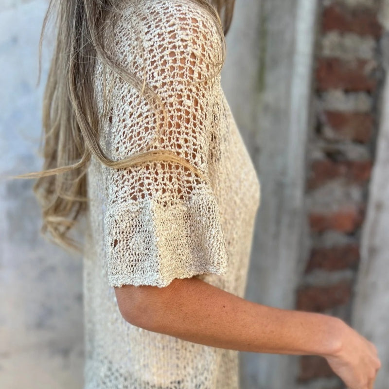 PALOMA | V-Hals Blouse met Korte Mouwen en Knopdetail