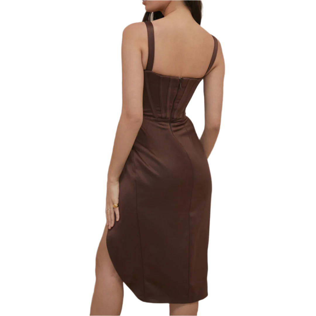 GLENDA | Luxe satijnlook jurk met diepe V-hals en asymmetrische split