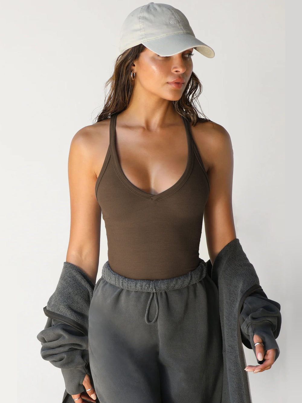 QUERIDA | Zomerse Haltertop met V-Hals – Luchtig, Modern & Perfect voor Laagjes