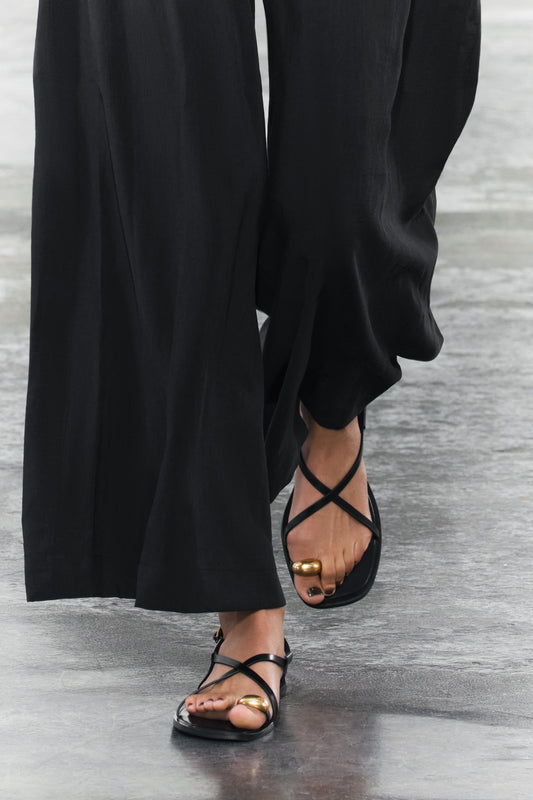LAETITIA | Elegante Minimalistische Sandaal met Metallic Accent