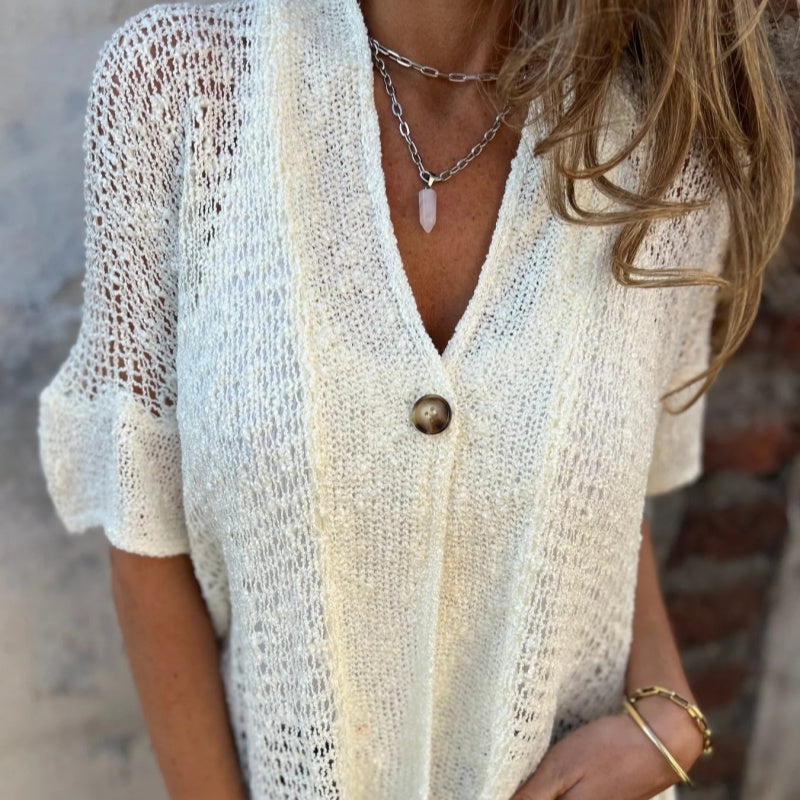 PALOMA | V-Hals Blouse met Korte Mouwen en Knopdetail