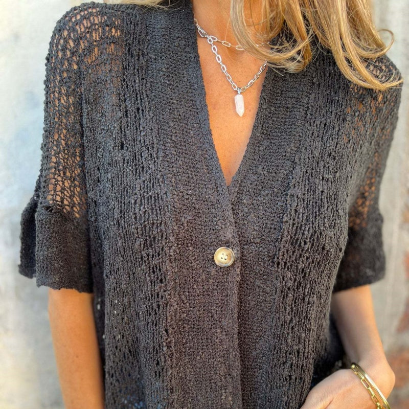 PALOMA | V-Hals Blouse met Korte Mouwen en Knopdetail
