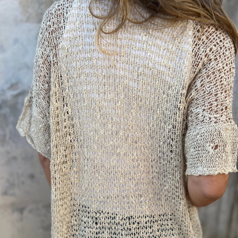PALOMA | V-Hals Blouse met Korte Mouwen en Knopdetail