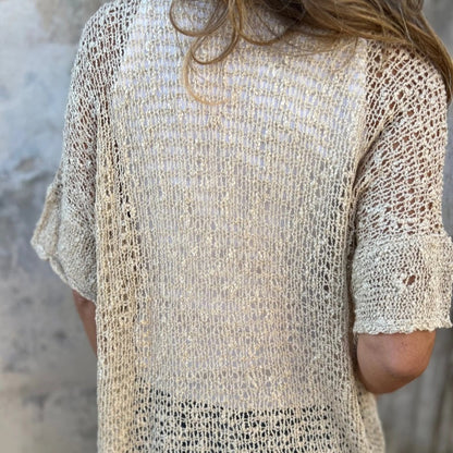 PALOMA | V-Hals Blouse met Korte Mouwen en Knopdetail