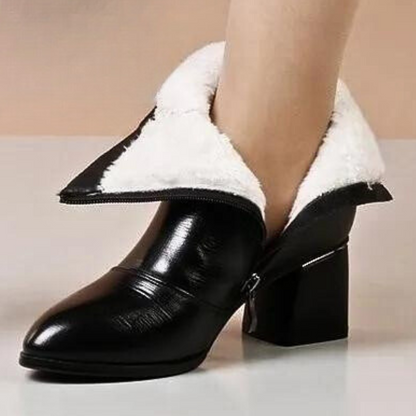 CLARITA | Elegante zwarte enkellaarsjes met knoopdetail