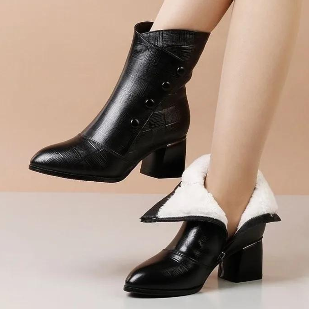 CLARITA | Elegante zwarte enkellaarsjes met knoopdetail