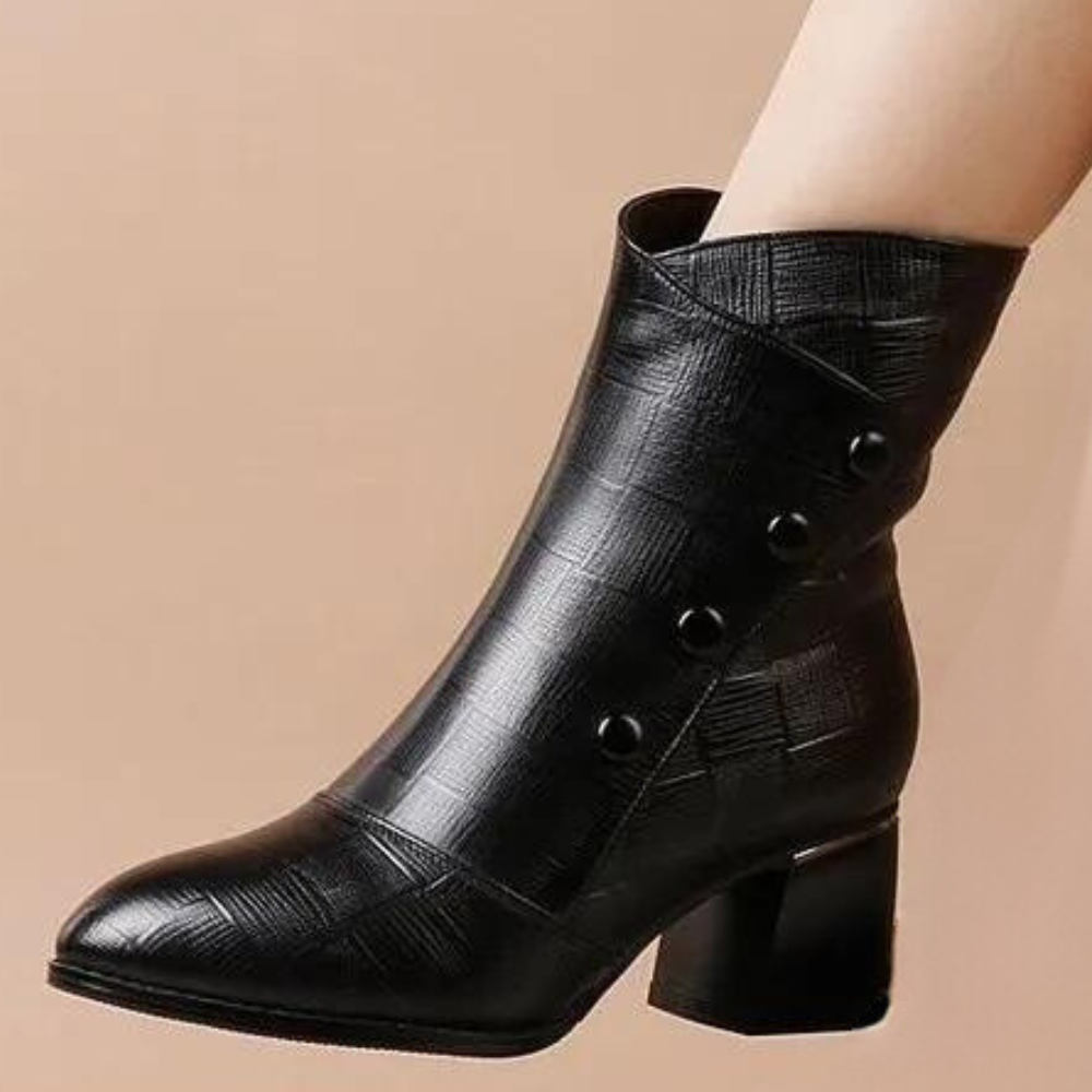 CLARITA | Elegante zwarte enkellaarsjes met knoopdetail