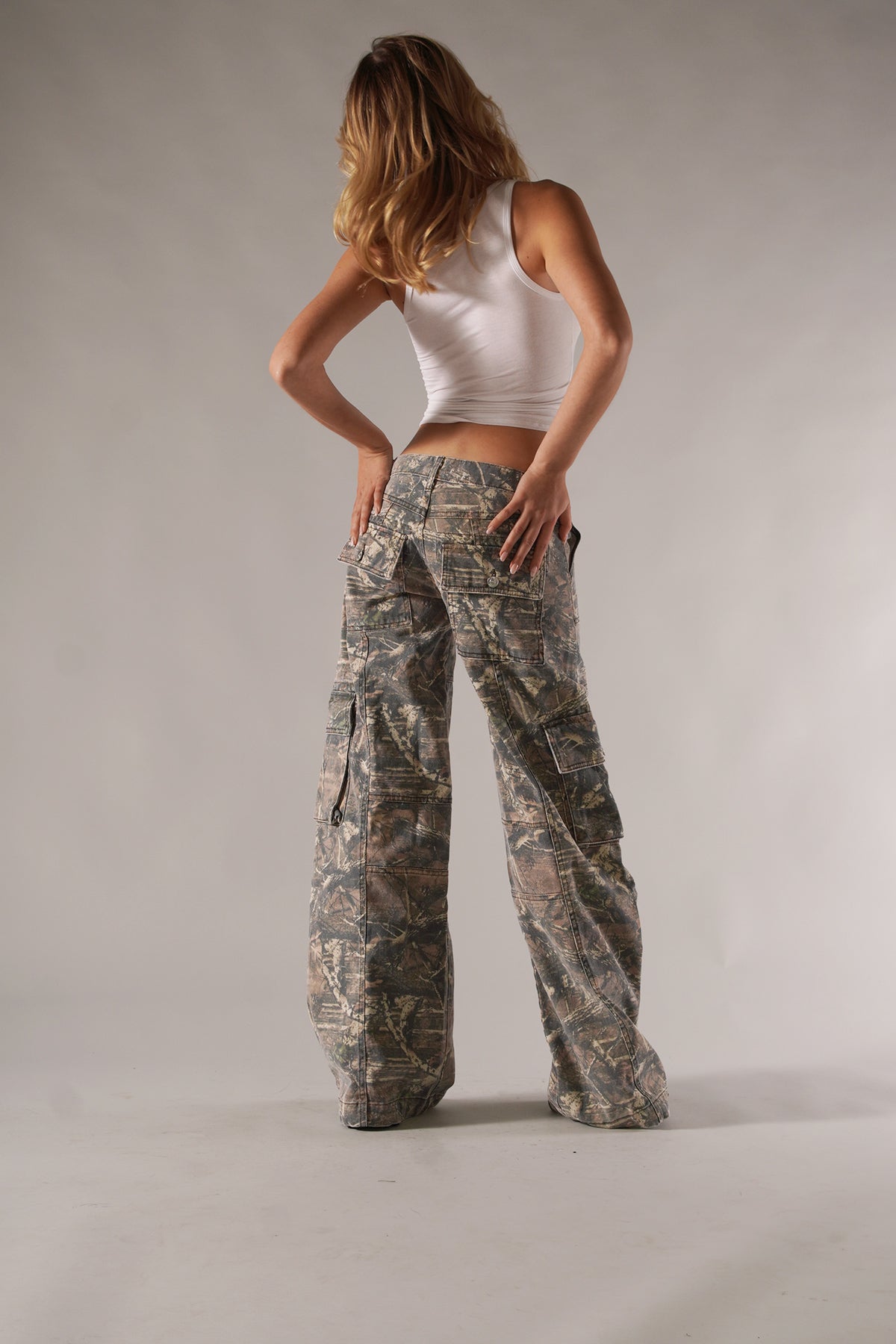 RAKEL | Cargobroek met camouflageprint en relaxte pasvorm