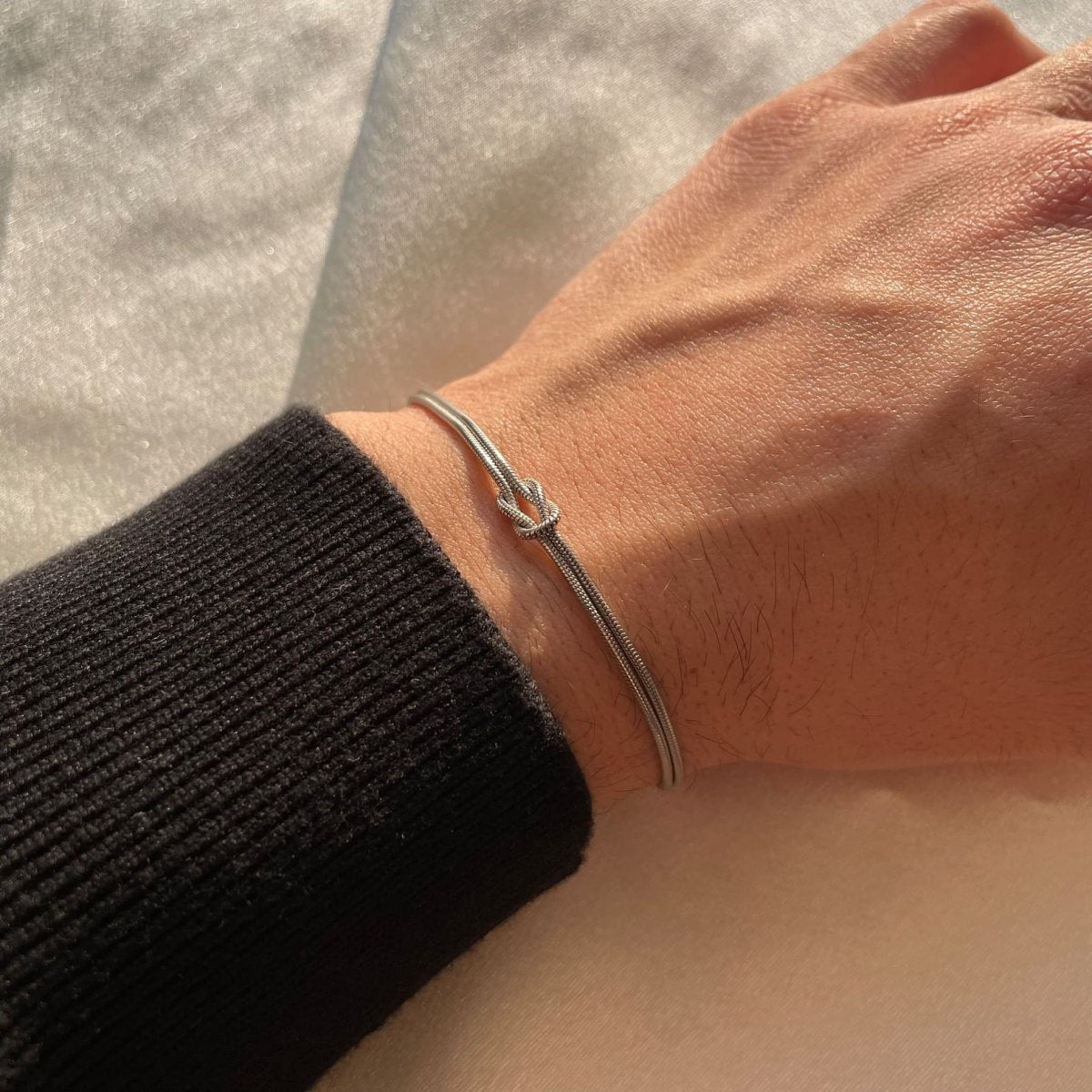 LIVIA | Minimalistische liefdesknoop armband met betekenis