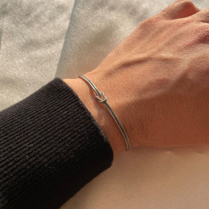 LIVIA | Minimalistische liefdesknoop armband met betekenis