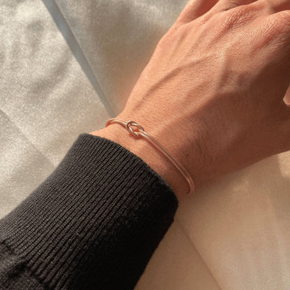 LIVIA | Minimalistische liefdesknoop armband met betekenis