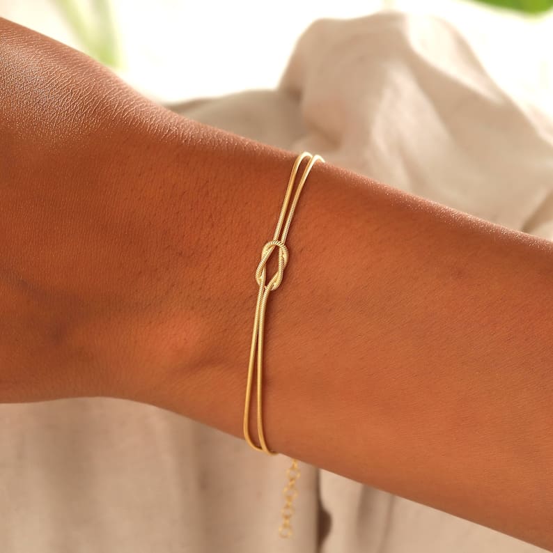 LIVIA | Minimalistische liefdesknoop armband met betekenis